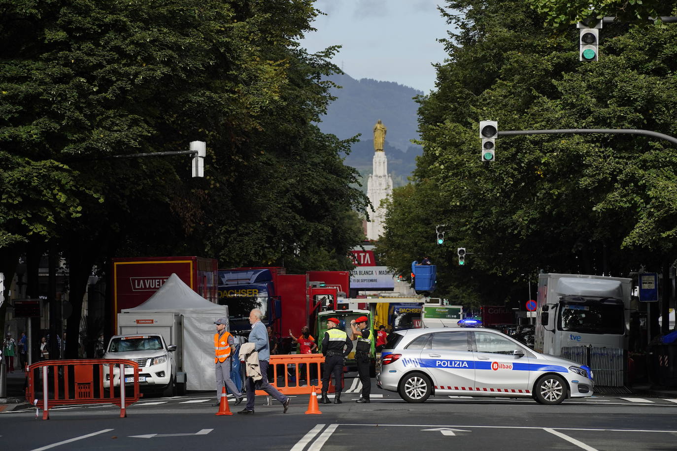 La Gran Vía muestra este jueves una estampa inusual por los preparativos para acoger el paso de la Vuelta