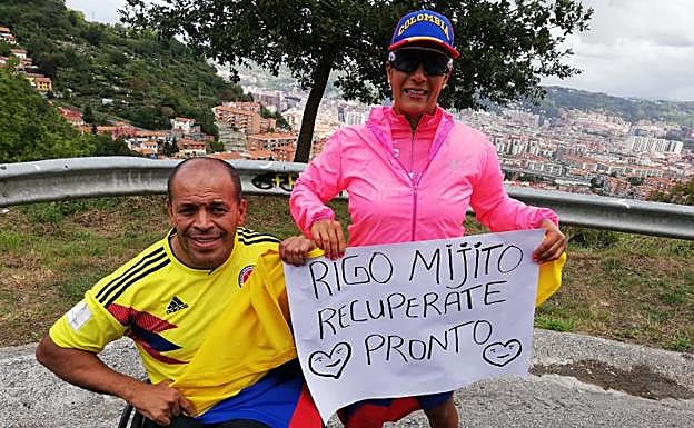 Dos aficionados colombianos animan a Rigoberto Urán, que se tuvo que retirar al sufrir una caída..