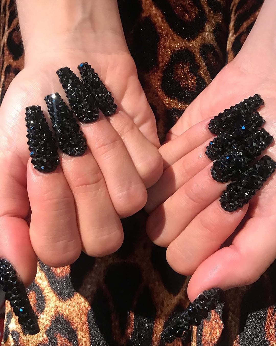 La artista catalana estrena un extravagante diseño de uñas en el que ha escrito el título de su nuevo videoclip