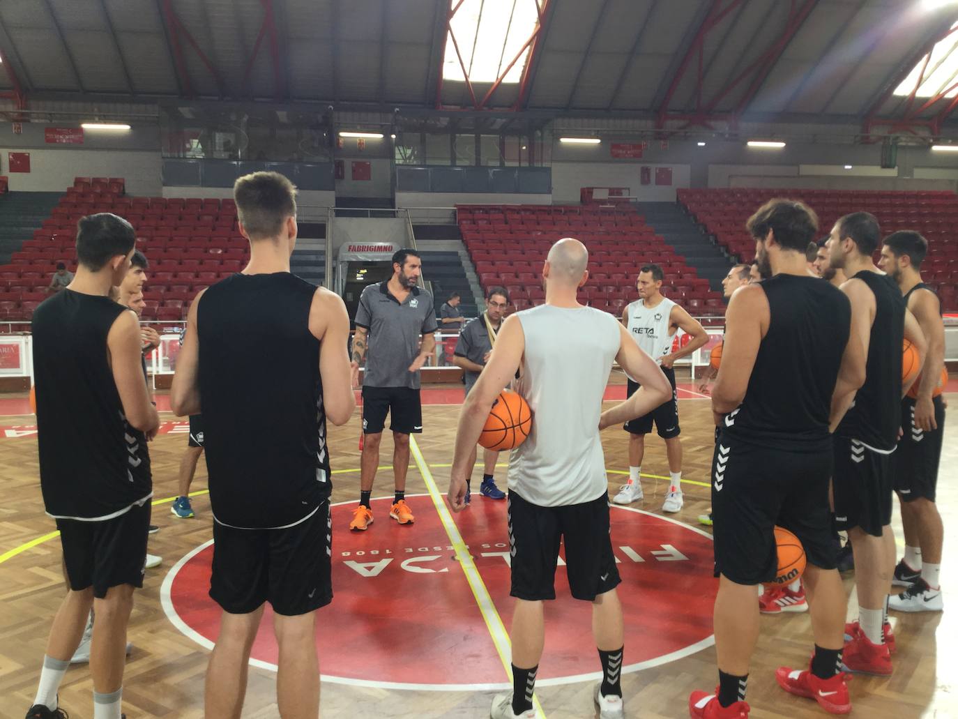 Mumbrú da instrucciones a sus hombres.