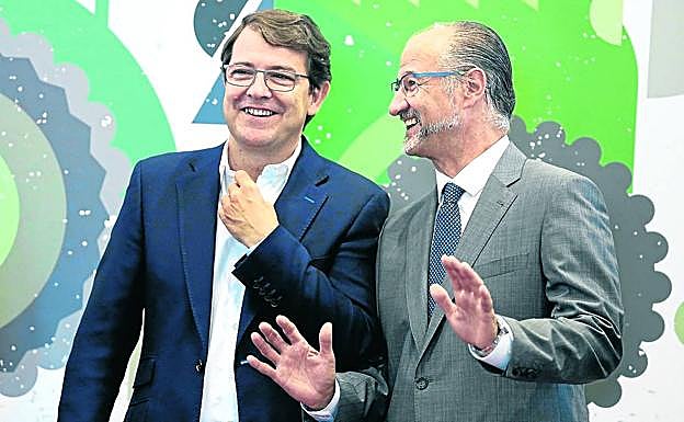 El presidende de Castilla y León -izquierda-, ayer en la inauguración de una feria en Salamanca.