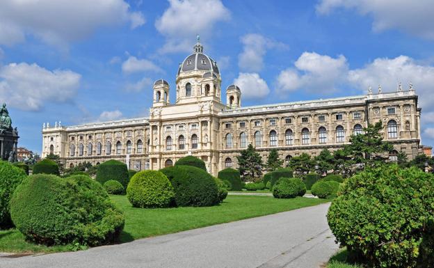 El museo del arte de Viena, rodeado de un espectacular parque.