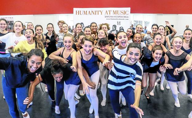 Alumnas del conservatorio de danza José Uruñela, en la sala donde ayer ensayaron con el coreógrafo Jon Maya, de Kukai Dantza Taldea.