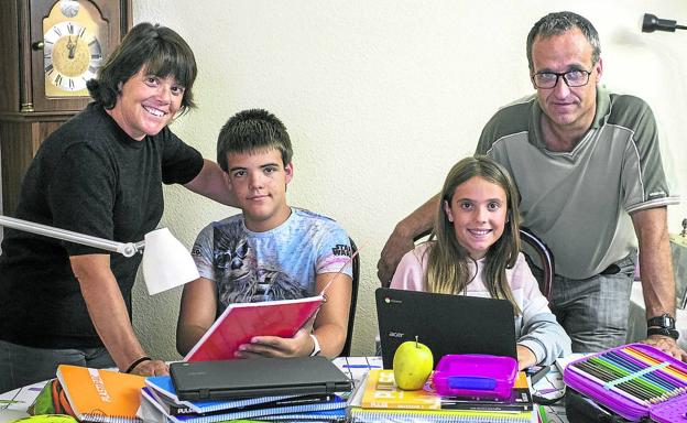 La familia Roa Salazar tiene todo el material preparado para que Julen y María vuelvan mañana a clase en el colegio Egibide.