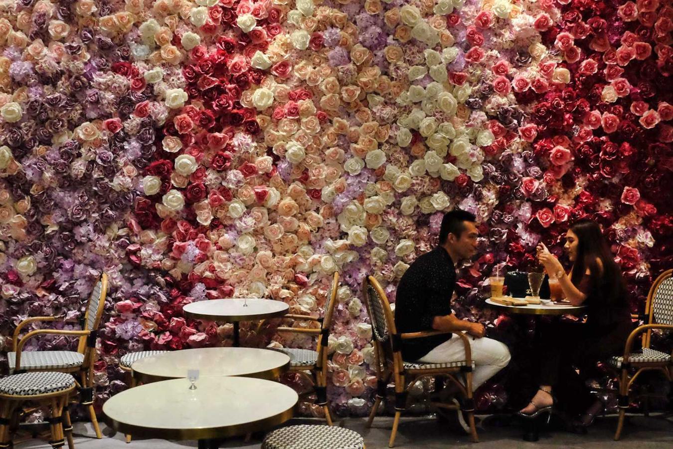 Una pareja en un café de Bangkok