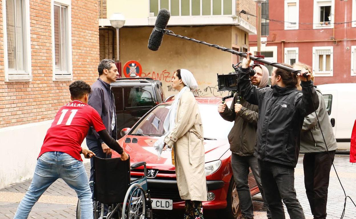 Los actores Taha El Mahroug, Abdelatif Hwidar y Farah Hamed, en un momento del rodaje de 'Khuruf'.