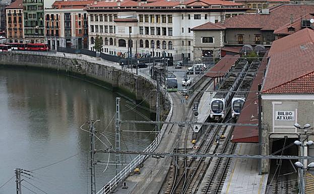 Vistas de la estación de tren de Atxuri, con conexión a la red de tranvía, en Bilbao