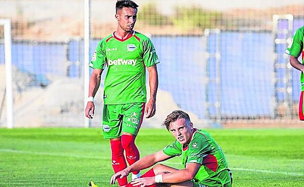 Rafa Navarro, de pie, en un amistoso de pretemporada. 