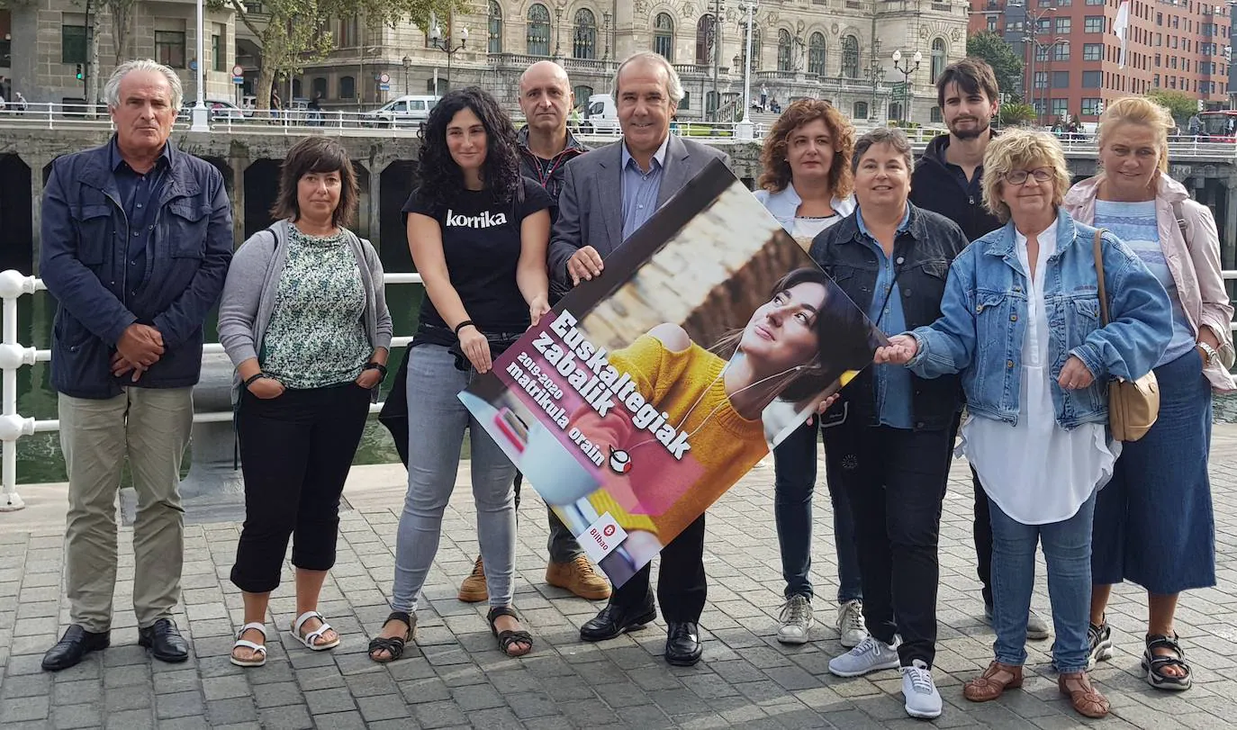 Narbaiza, en el centro, con representantes de la red bilbaína de euskaltegis.