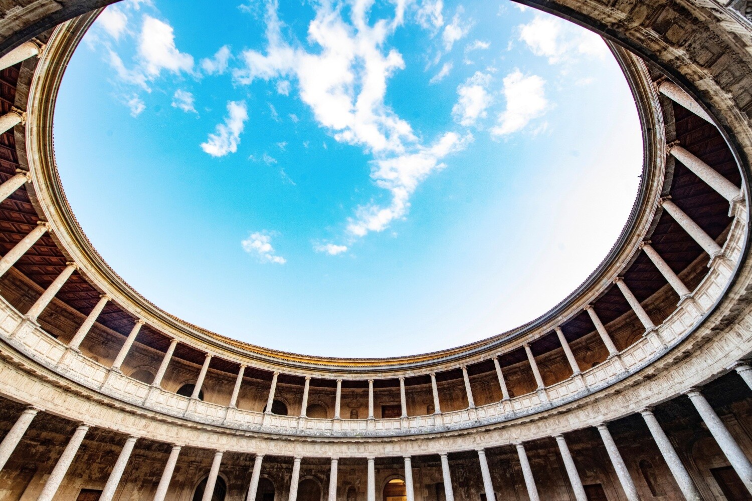 Vista del patio del patio de Carlos V de la Alhambra. El monumento nazari afrontará en los próximos meses una intervención integral en la Torre de la Vela y la restauración de las portadas del Palacio de Carlos V y las cubiertas del entorno del Mexur. 