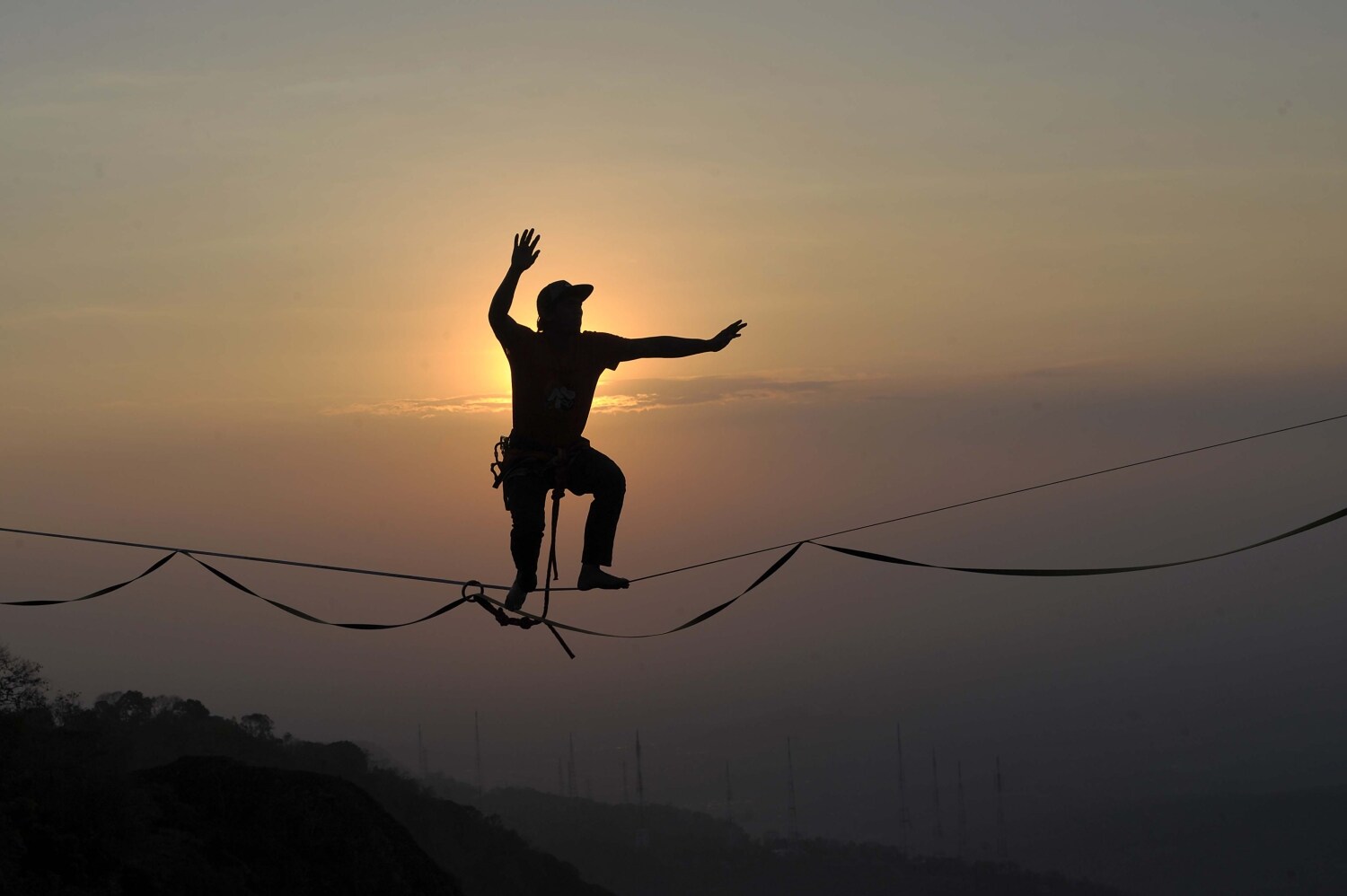 El atleta de deportes extremos Andi Ardi caminando sobre una cuerda floja a la altura de 740 metros (2.427 pies) en el Monte Nglanggeran en Yogyakarta. Ardi realizó la hazaña como parte de una campaña de turismo para promover el lugar escénico.
