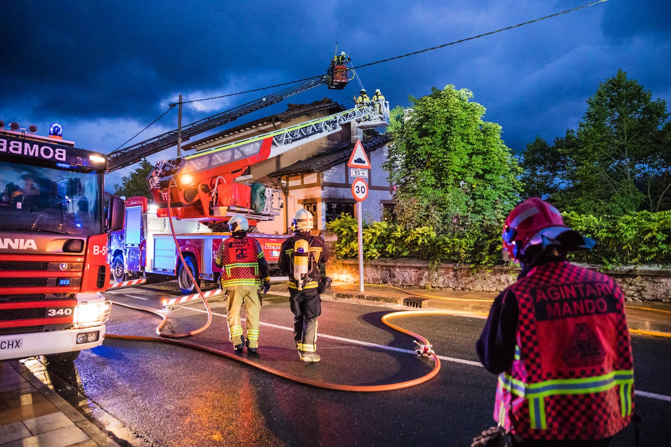 Fotos: Las llamas destruyen un caserío en el centro de Murguía