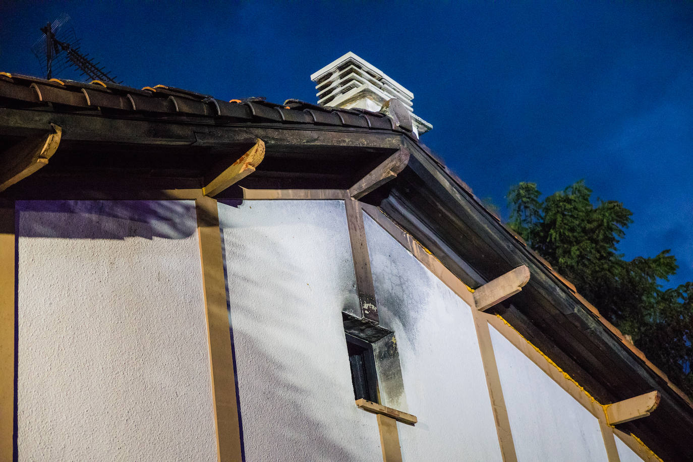 Fotos: Las llamas destruyen un caserío en el centro de Murguía