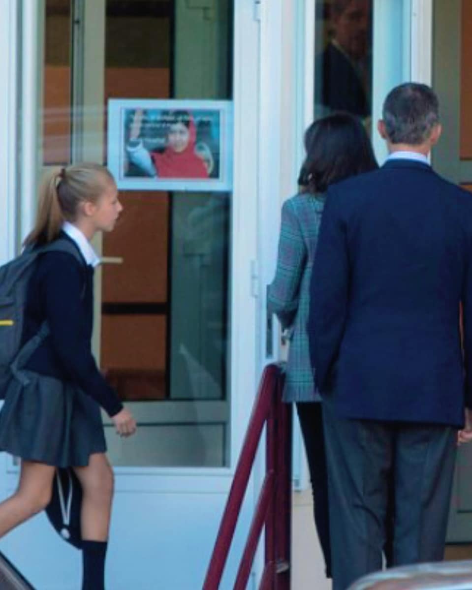 Como viene siendo tradición, doña Letizia ha acompañado a sus hijas en su primer día de colegio y, al igual que otros años, ha querido mostrar su estilo más desenfadado