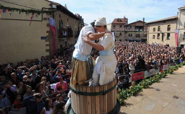 El tradicional pisado de uva, en una edición anterior de la Fiesta de la Vendimia. 