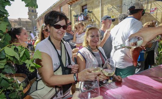 Dos mujeres llenan sus copas en una anterior edición de la fiesta.