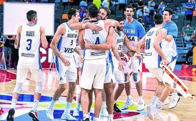 Los jugadores argentinos celebran el triunfo ante Serbia. 