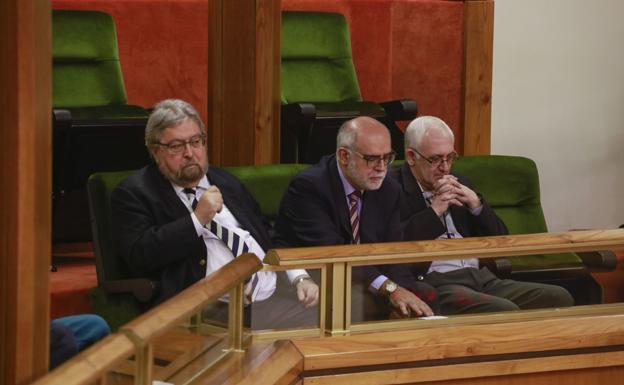 El Ararteko Manu Lezertua y el Delegado del Gobierno en el PAis Vasco , Jesús Loza durante un pleno en el Parlamento Vasco