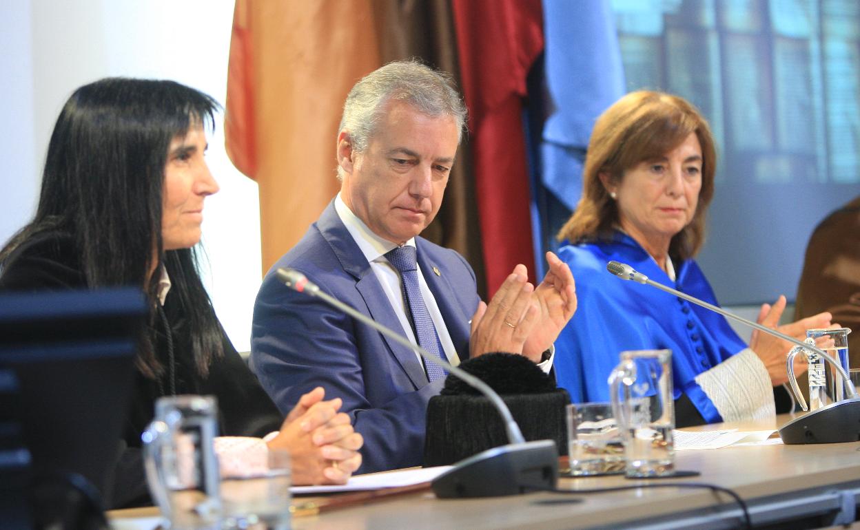 Ballurka, junto al lehendakari Urkullu y la consejera Uriarte. 