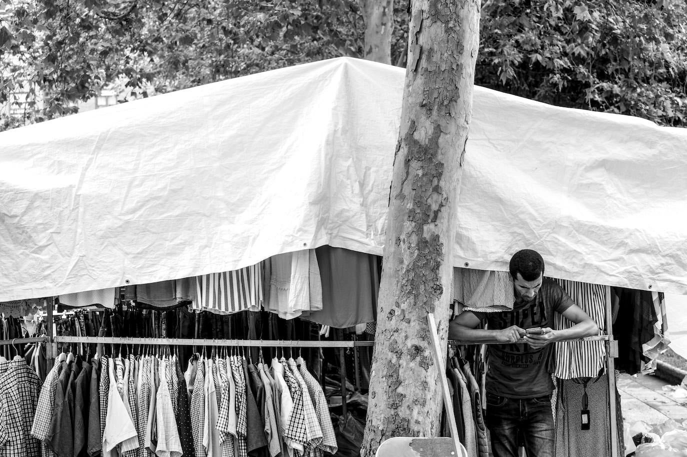 Recorrido fotográfico por un barrio de oro que late con fuerza desde el particular punto de vista del artista