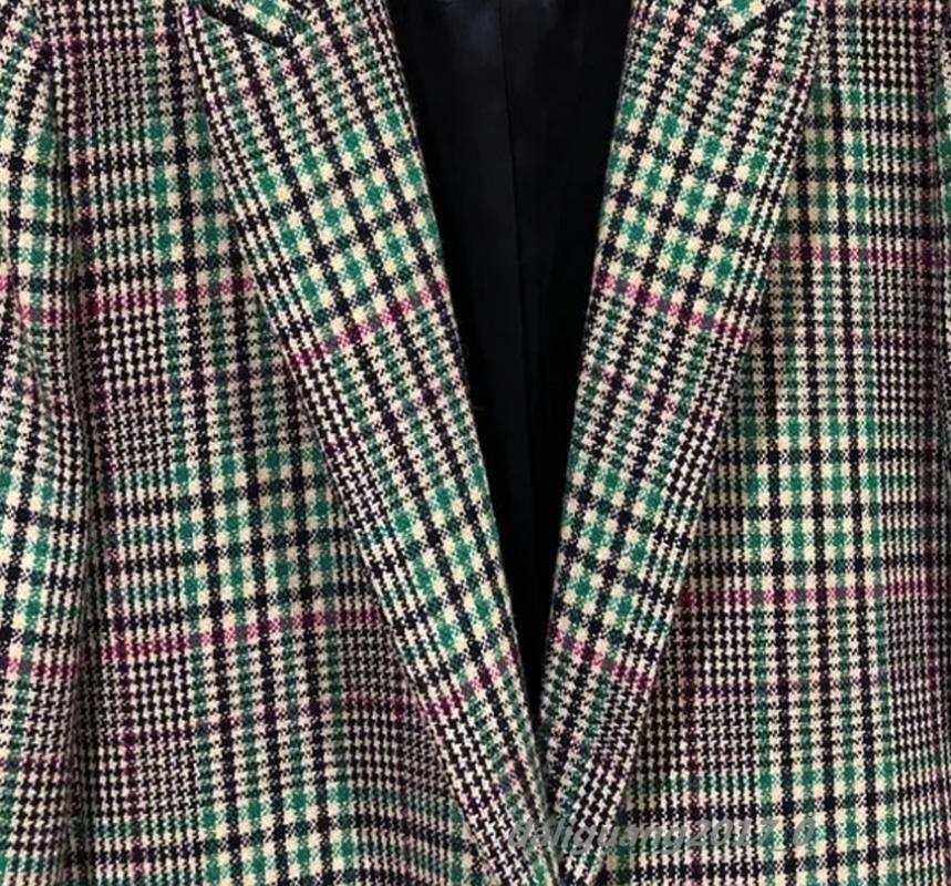 Como viene siendo tradición, doña Letizia ha acompañado a sus hijas en su primer día de colegio y, al igual que otros años, ha querido mostrar su estilo más desenfadado