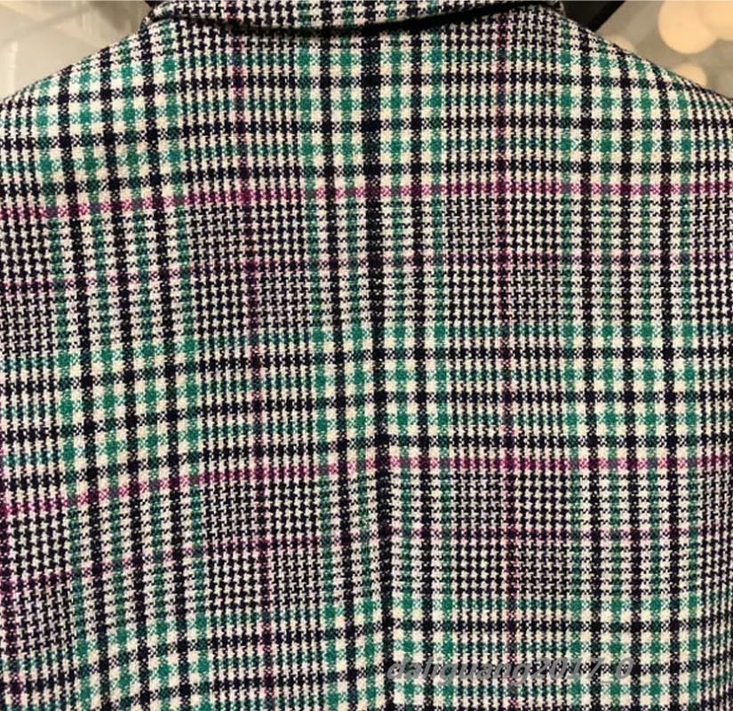 Como viene siendo tradición, doña Letizia ha acompañado a sus hijas en su primer día de colegio y, al igual que otros años, ha querido mostrar su estilo más desenfadado