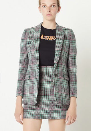 Como viene siendo tradición, doña Letizia ha acompañado a sus hijas en su primer día de colegio y, al igual que otros años, ha querido mostrar su estilo más desenfadado