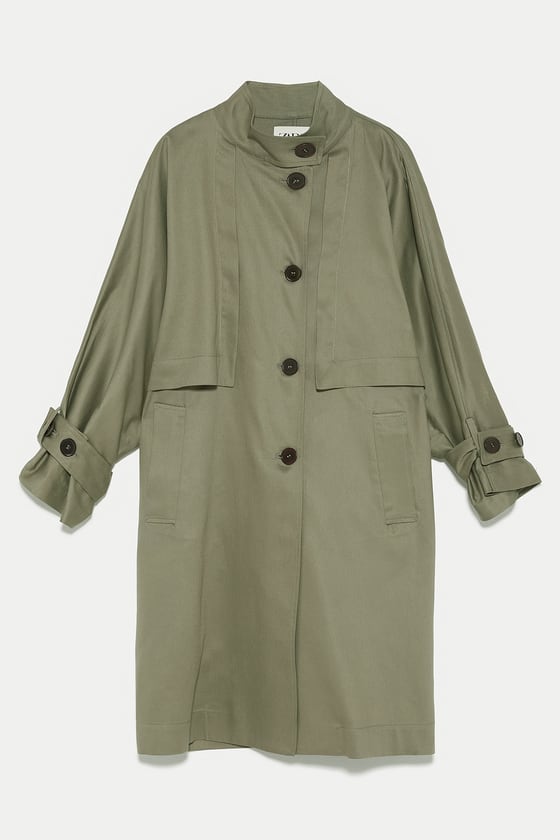 Trench ‘oversize’ con botones, de Zara (79,95 euros).