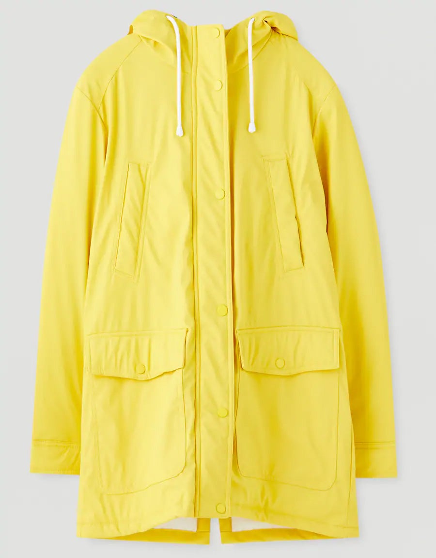 Chubasquero amarillo, de Pull & Bear (39,99 euros).