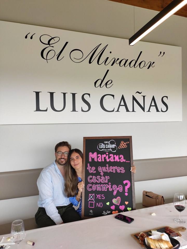 Luis Gabriel Paulín sorprendió a su novia Mariana durante una reciente visita a la popular bodega de Villabuena de Álava