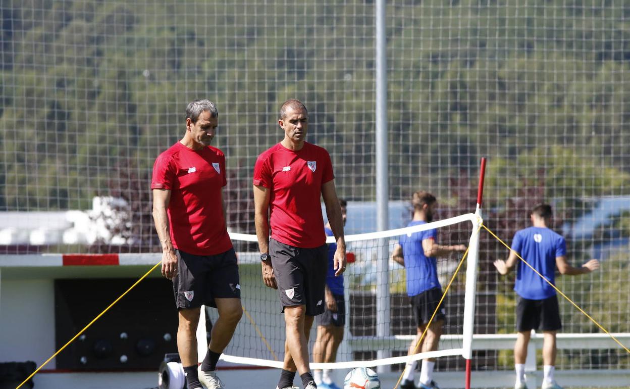 Gaizka Garitano conversa con su segundo, Patxi Ferrerira, en un entrenamiento en Lezama. 