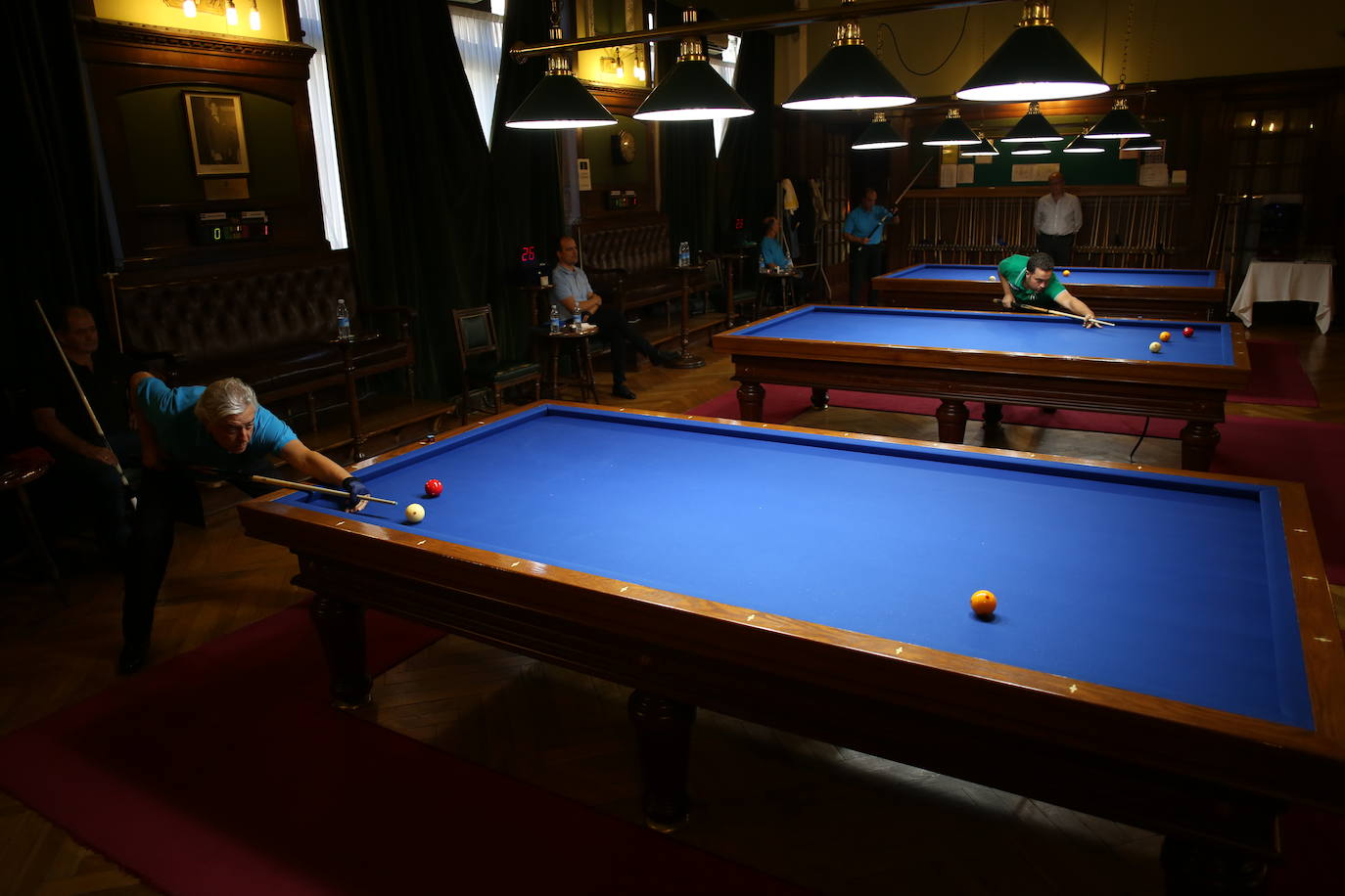 Los participantes en el torneo de billar.