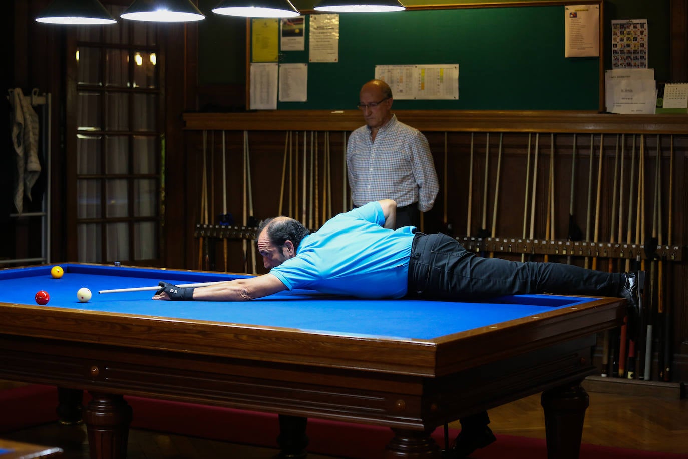 Los participantes en el torneo de billar.