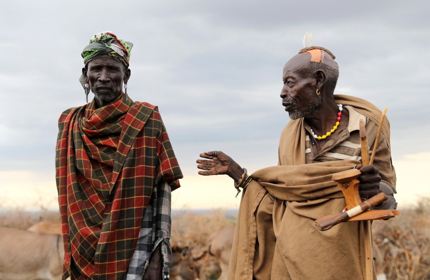 Ancianos hablan en un asentamiento en el Triángulo Ilemi, Kenia