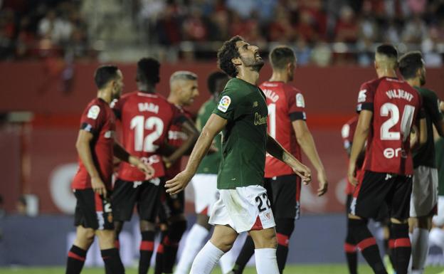 Los jugadores lamentan el penalti fallado.