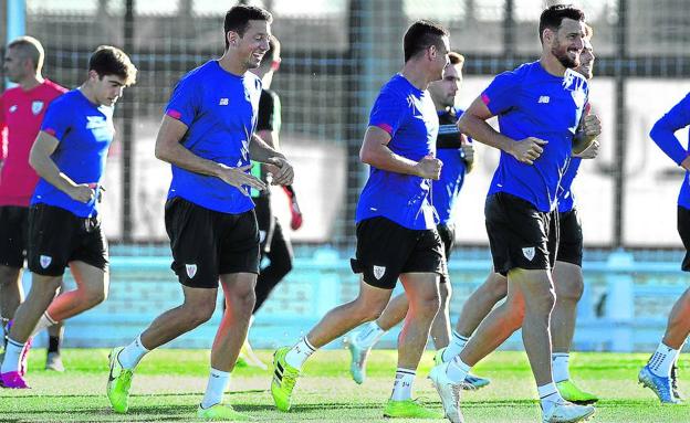 El buen ambiente es la tónica habitual en los entrenamientos del Athletic, que se entrenó ayer a puerta cerrada antes de viajar y enfrentarse hoy al Mallorca.