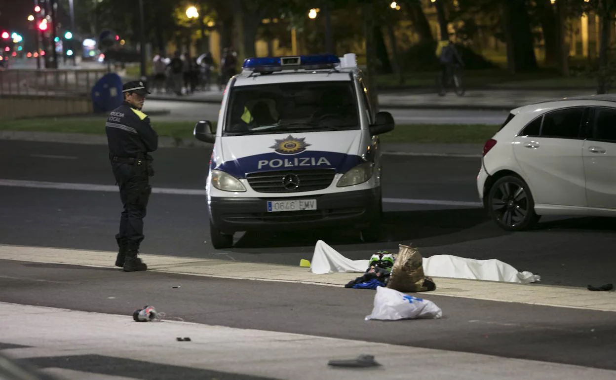 Un policia local en el lugar del accidente. 