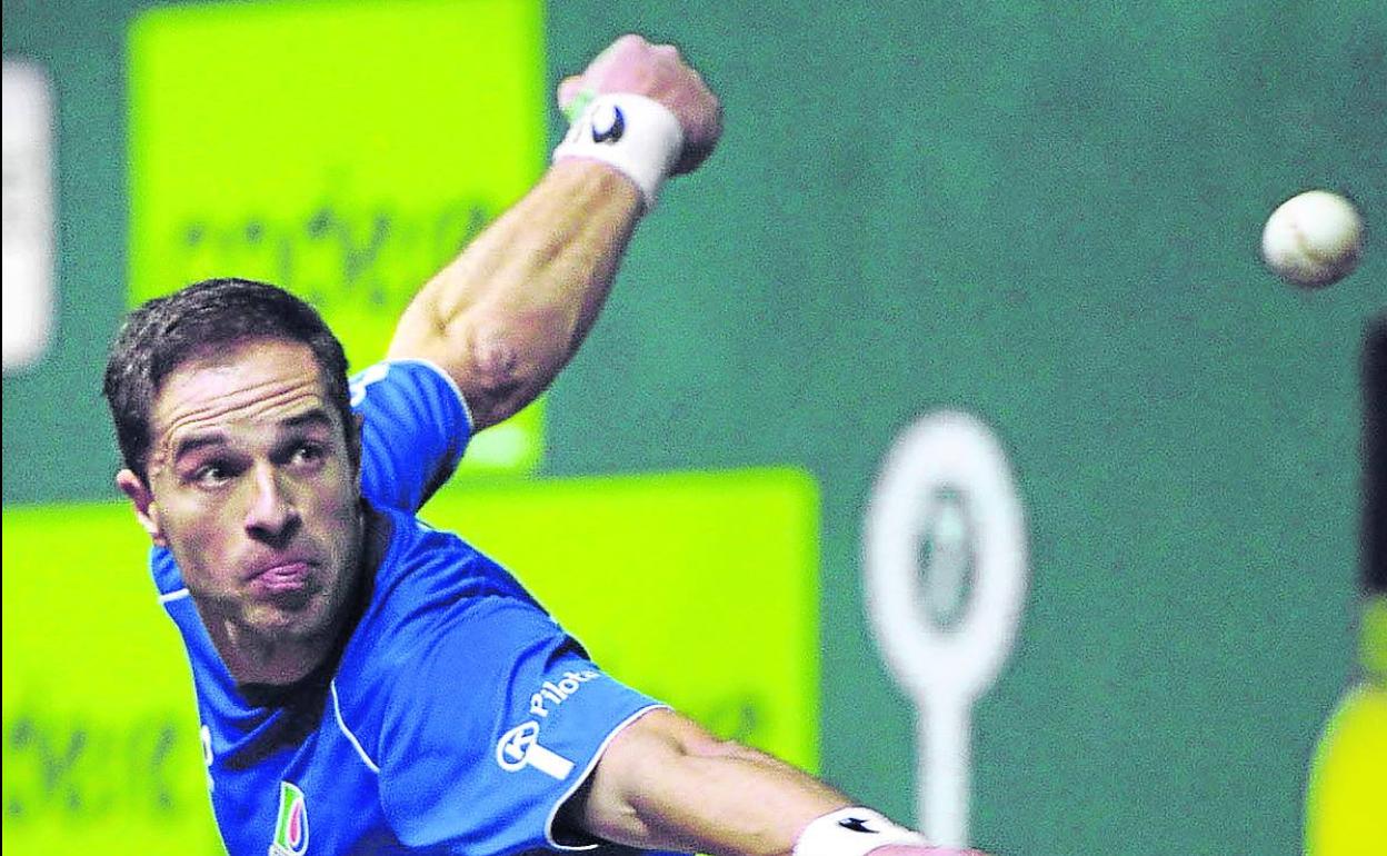 Aimar Olaizola se coloca para golpear de sotamano con la derecha.