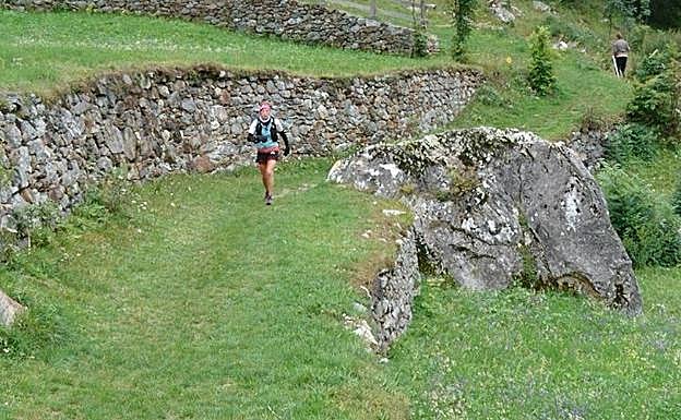 Imagen principal - Momentos de la dura carrera por los Alpes italianos. 