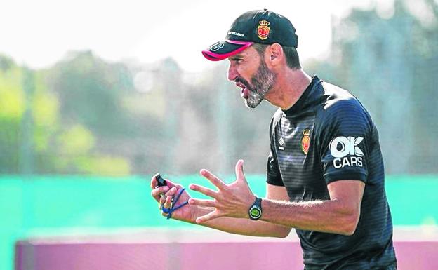 Vicente Moreno pide intesidad a sus jugadores en uno de los entrenamientos del Mallorca. :