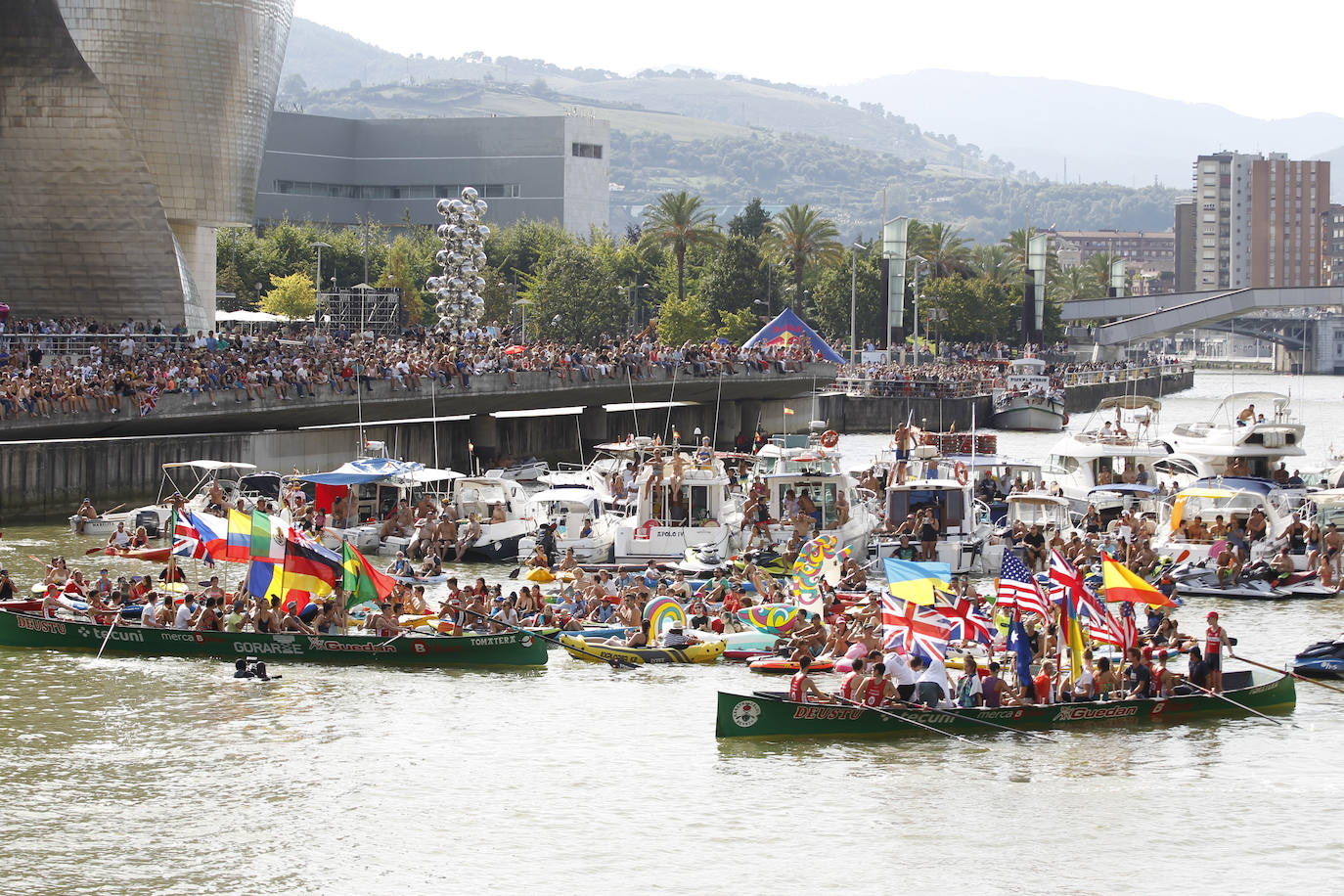 Fotos: 60.000 personas vibran con la final de saltos &#039;Red Bull Cliff Diving&#039; en Bilbao