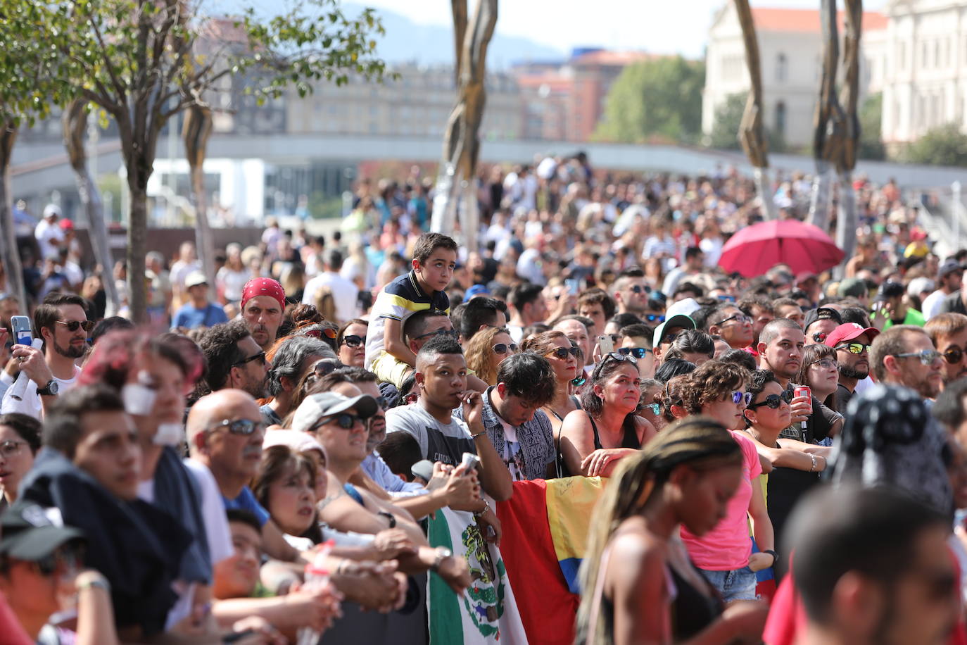 Fotos: 60.000 personas vibran con la final de saltos &#039;Red Bull Cliff Diving&#039; en Bilbao