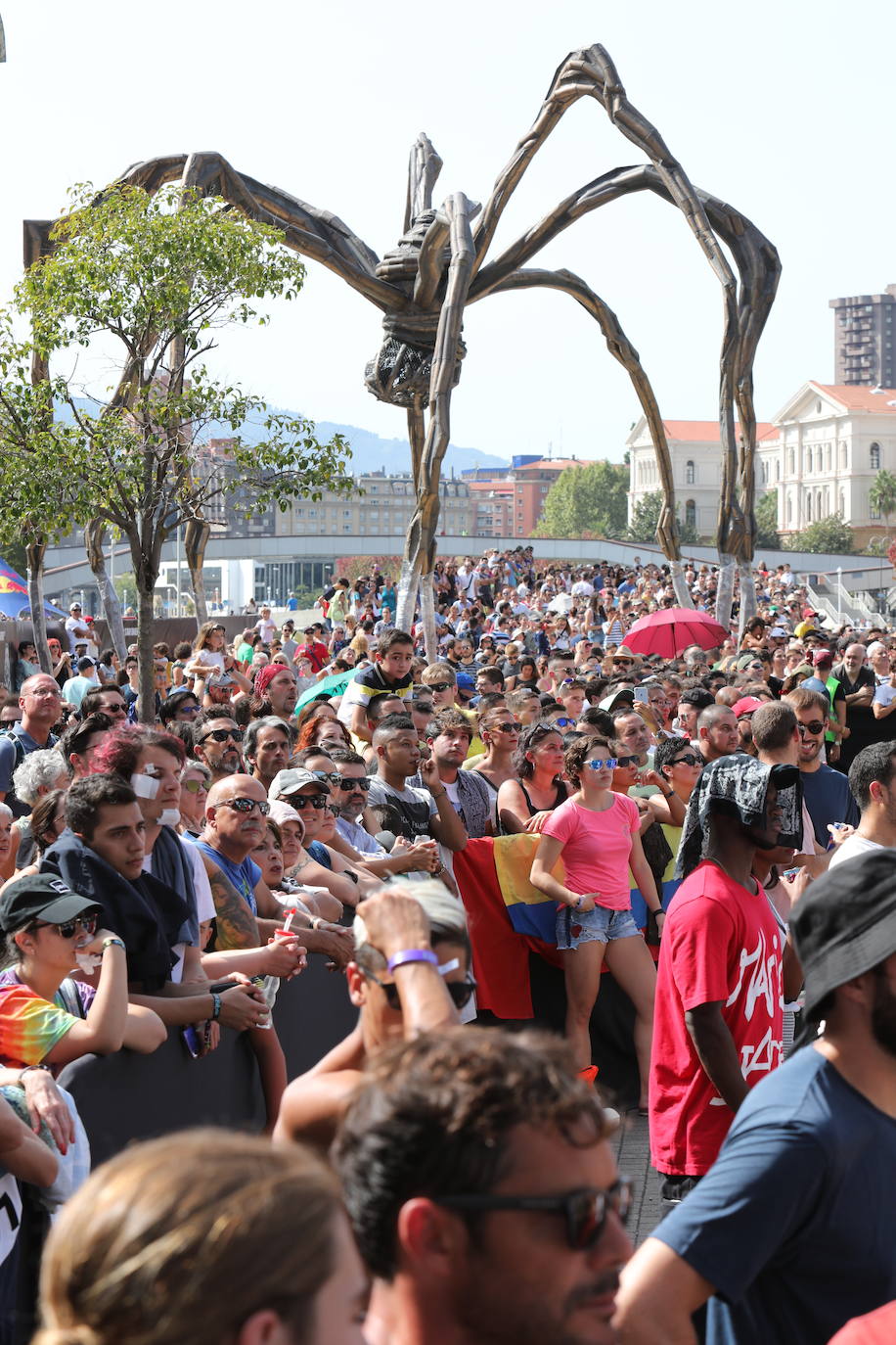 Fotos: 60.000 personas vibran con la final de saltos &#039;Red Bull Cliff Diving&#039; en Bilbao