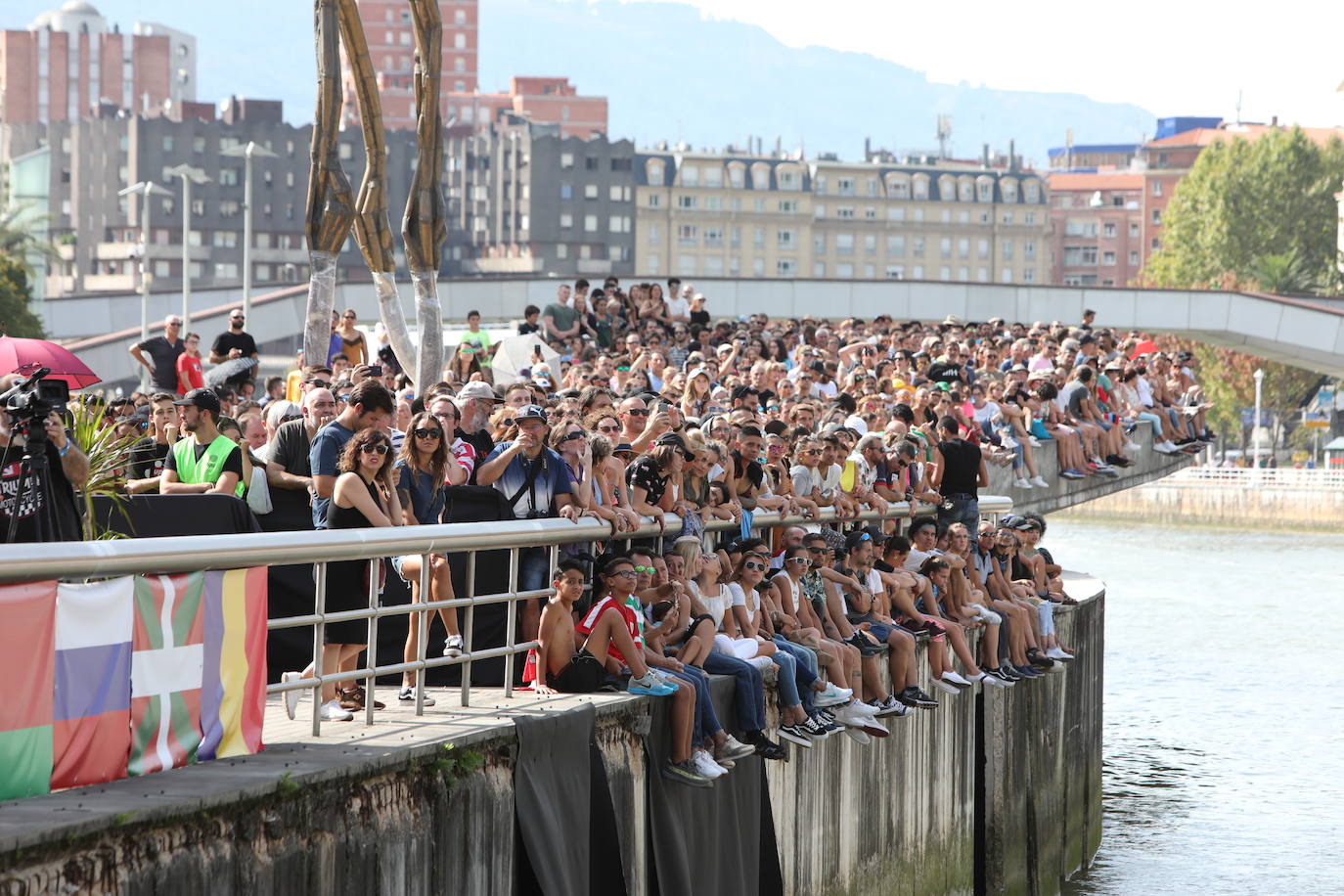 Fotos: 60.000 personas vibran con la final de saltos &#039;Red Bull Cliff Diving&#039; en Bilbao