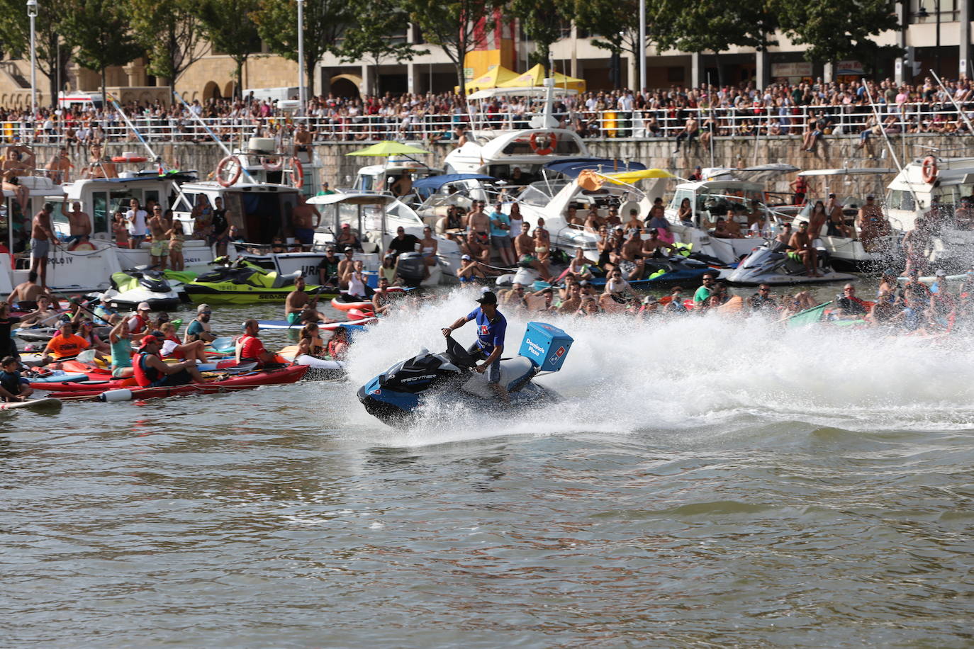 Fotos: 60.000 personas vibran con la final de saltos &#039;Red Bull Cliff Diving&#039; en Bilbao