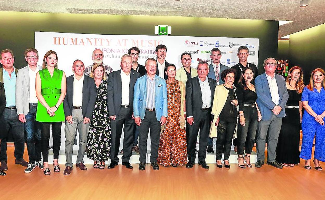 El lehendakari Iñigo Urkullu posa con Iñigo Ucín y Javier Goienetxea, presidente del consejo y presidente del congreso de Mondragón, y otros asistentes. 