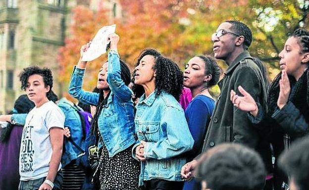 Concentración contra el racismo en una universidad.