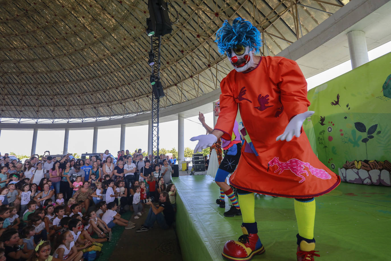 La cúpula del Buesa Arena ha acogido este este sábado una gran fiesta infantil al aire libre organizada por la Corporación Mondragón como aperitivo de su espectáculo 'Humanity at Music', que comienza a las 18.00 en el interior del pabellón.