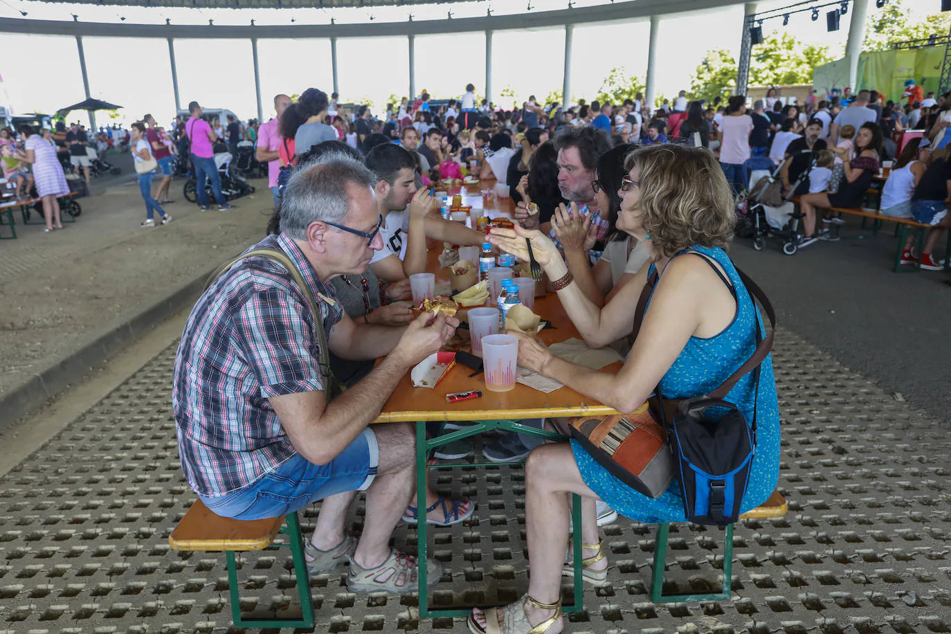 La cúpula del Buesa Arena ha acogido este este sábado una gran fiesta infantil al aire libre organizada por la Corporación Mondragón como aperitivo de su espectáculo 'Humanity at Music', que comienza a las 18.00 en el interior del pabellón.