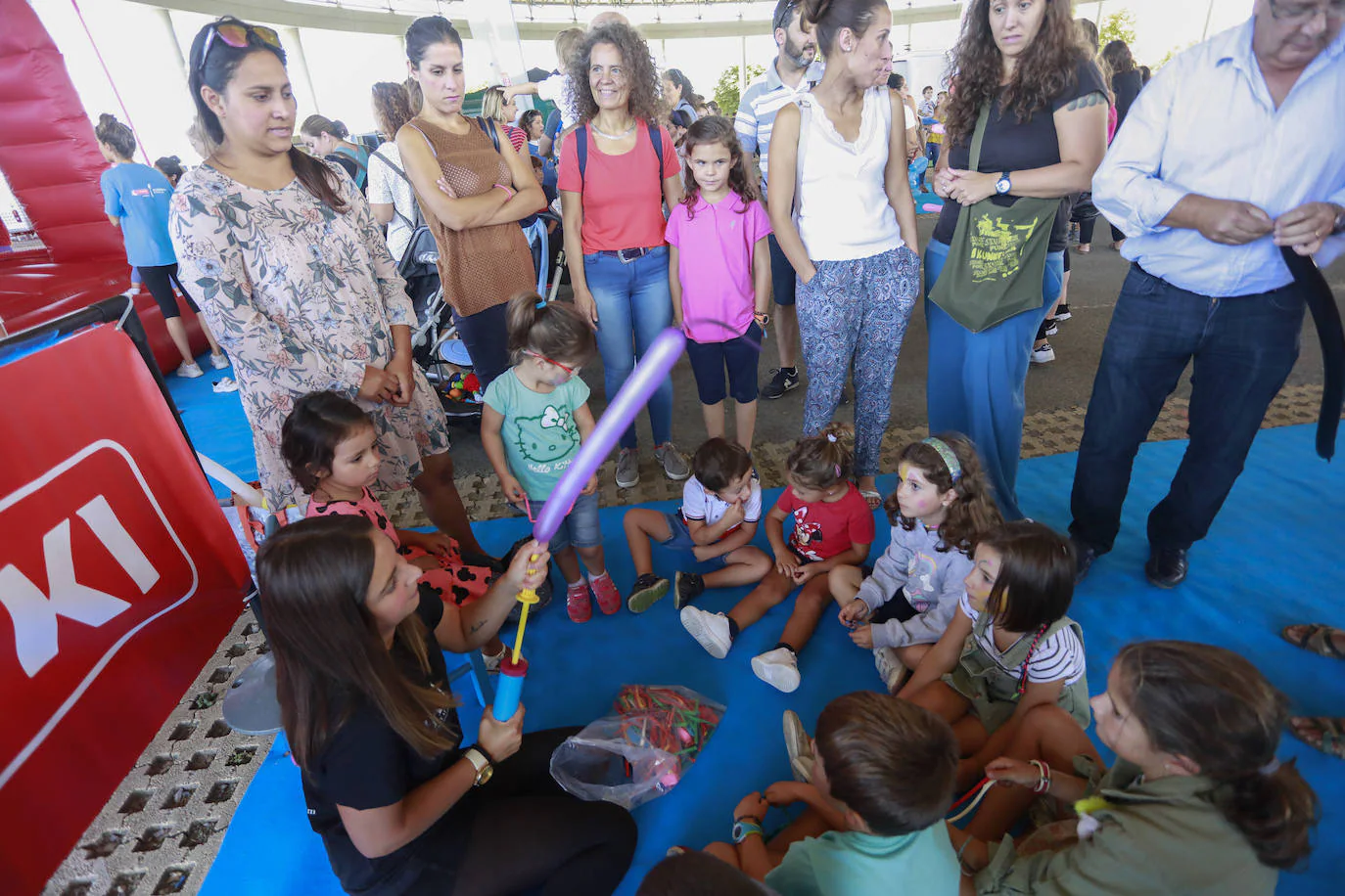 La cúpula del Buesa Arena ha acogido este este sábado una gran fiesta infantil al aire libre organizada por la Corporación Mondragón como aperitivo de su espectáculo 'Humanity at Music', que comienza a las 18.00 en el interior del pabellón.